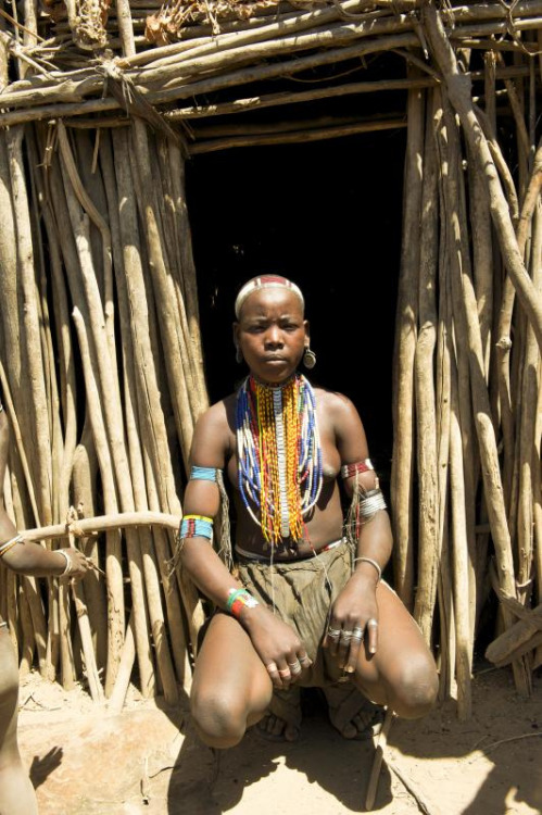 Ethiopian Erbore girl, by Georges Courreges.