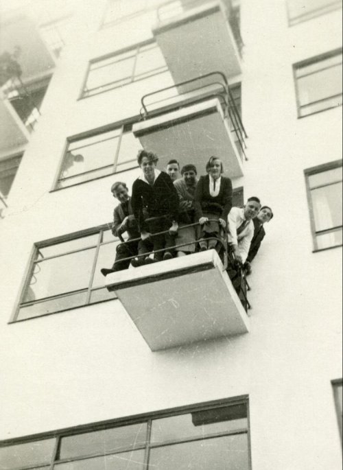 jeroenapers:   Bauhaus studenten op een balkon van het Ateliergebouw 
