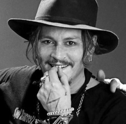 johnnydepp-reciation:  That smile though 😍