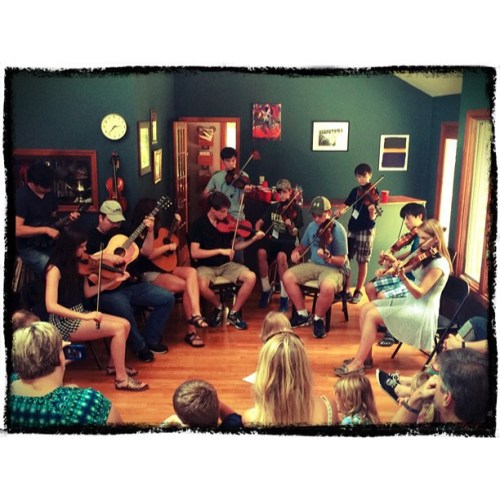 <p>The improv classes strut their stuff in the final concert #fiddle #fiddlestar #ladybegood #gibsonguitars #swing  (at FiddleStar Camps)</p>