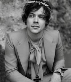 harrystylesdaily:  Harry Styles returns in a new Gucci Tailoring