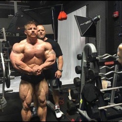 Flex Lewis - 8 weeks out to the 212 Mr Olympia currently sitting