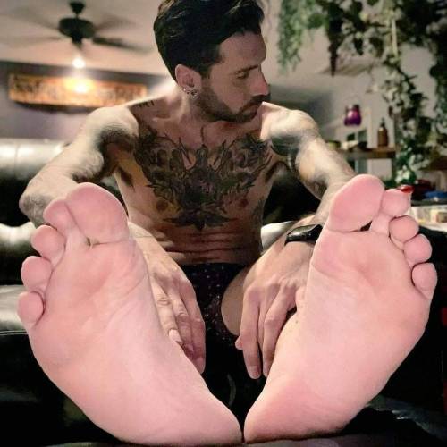 whitemalefeet:I adore those big feet ;) nice feet