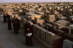 unrar:  Shia women walk through the Valley of the Peace Cemetery