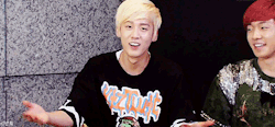 leechanhee:  lee chanhee showing off his small face 
