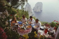 leaudemer:    “Dining Al Fresco on Capri”, Slim Aarons 