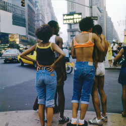 fuckyeahvintage-retro:  Manhattan, NY, 1970s © Eva Lewitus 