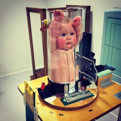 hellolallen:  sixpenceee:  Baby Getting A Chest X-Ray This device