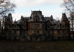 victorian-jam:  Abandoned palace in Guzów, Poland 