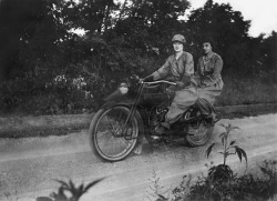 coolkidsofhistory:    “My great-aunts Lizzie and Maisie riding