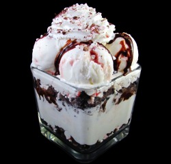 fyeahsundaes:  Peppermint Fudge Pie Sundae Parfait:  Peppermint