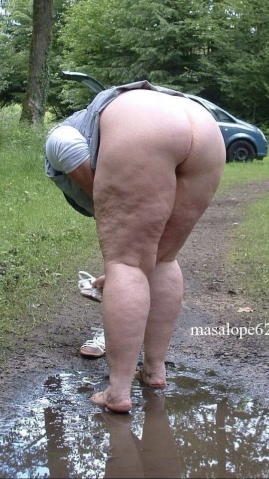 erronblack-tom:Beautiful huge legs 