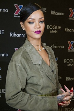arielcalypso:  Rihanna promoting “Rogue Man” at Fort Belvoir,