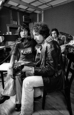 bobdylan-n-jonimitchell:Joan Baez and Bob Dylan, October 1975.