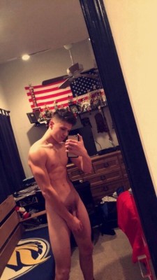 i-lads:  College lad’s naked selfies