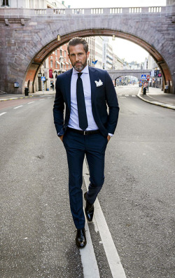 fashionforblokes:  How to wear a suit 101.Rule number 1. It should