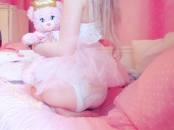 diaperfairyelle:I am the baby princess of the stuffie kingdom