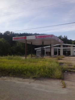 fuckyeahabandonedplaces:  abandoned gas station in upstate new