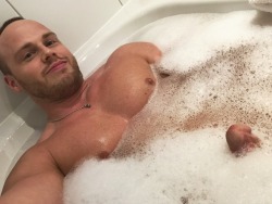 gr8kingofhearts:  joakimgarder:  Nothing beats a HOT foambath