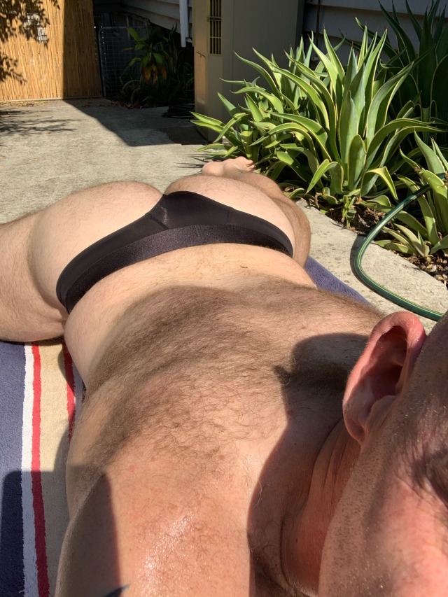 brisblokebttm:Bare in the sun ☀️🐻👅