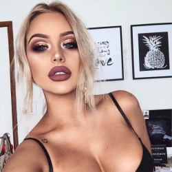 Another bimbo makeup goal