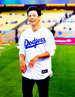 realdetective:  John Cho throwing out the first pitch at Dodgers