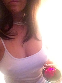 findingmeafter40:  Ahhhhhh!  White T, red wine and jeans….all