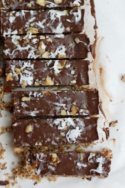 craving-nomz:  Dark Chocolate Coconut Granola Bars (Healthy!)