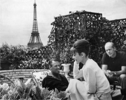  William Holden, Audrey Hepburn, e Richard Quine no set de Paris