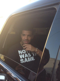 youngmoney:  (Pictures) Drake Hands Out Free #NWTS T-Shirts In