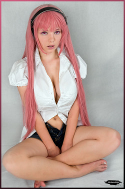 cosplaynerdalert:  Sonico sitting by nuramoonCheck out http://cosplaynerdalert.tumblr.com