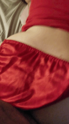 tifffany:  kaylv1983:  bdaize:  So hot in Red panties…  Oh