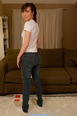 diaperedwomen:  tight jeans   Stolz zeigt sie ihre Windel.Das