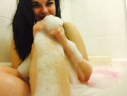 0hluisaaa:  Playing in bath tub, who wants to play with me