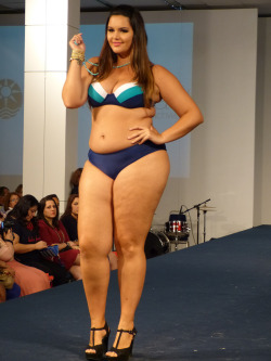             Brazilian Plus Size Model Cleo Fernandes