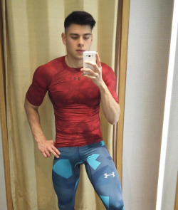 loveroflycra:  How sexy is this lad in his lycra 😍😍😍😍❤️