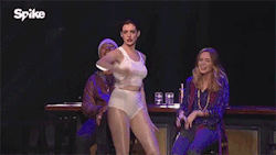 sizvideos:  Anne Hathaway kills it with her lip sync of Wrecking