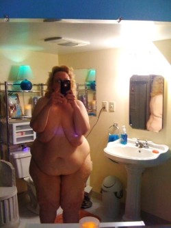 selfies-of-matures:  Real name: Lindsey Married: Yes Pictures: