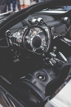 how2photo:  Huayra Interior