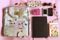 lumpalindaillustrations:  <3 Whats on my bag <3 
