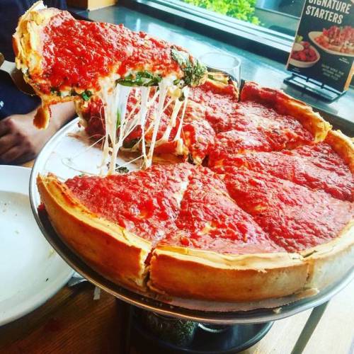 My first taste of Chicago before #exxxoticachi  #exxxotica  (at Giordano’s Pizza)