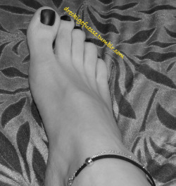 dreckigefuesse:The nice anklet fits to the dark polish. No BDSM-content