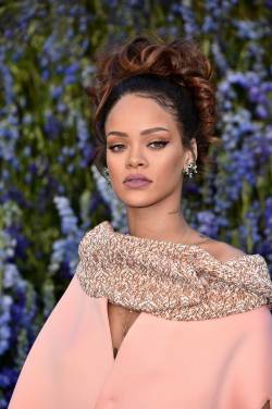 hellyeahrihannafenty:    Rihanna at Dior Fashion Show in Paris