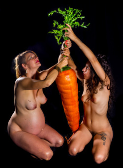 womenasfood:  http://www.poringa.net/posts/imagenes/2651638/Surrealismo-porno.html