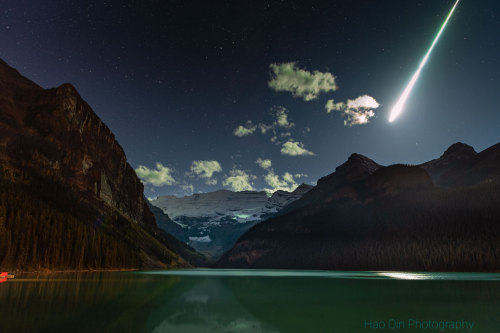 just–space:Fireball over Lake Louise       : What makes a meteor