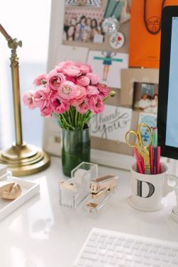 designmeetstyle:  Think clearly. Lucite desk accessories with