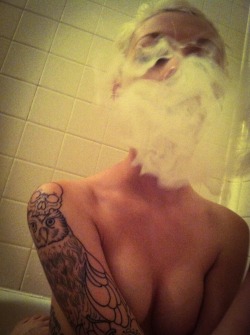 utterly-insane-panda:  Bath blunts 💚💛❤️😽💨🛁