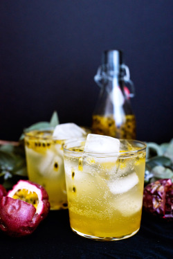 foodffs:  A gorgeous passionfruit cocktail or mocktail that