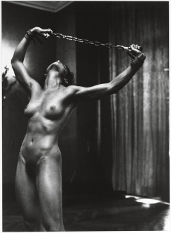 allmykink:  love-inavoid: Lisa Lyon with chains in Paris II,