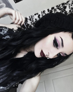 morticians-flame:  So nice and warm today. Lips are Raven Claw